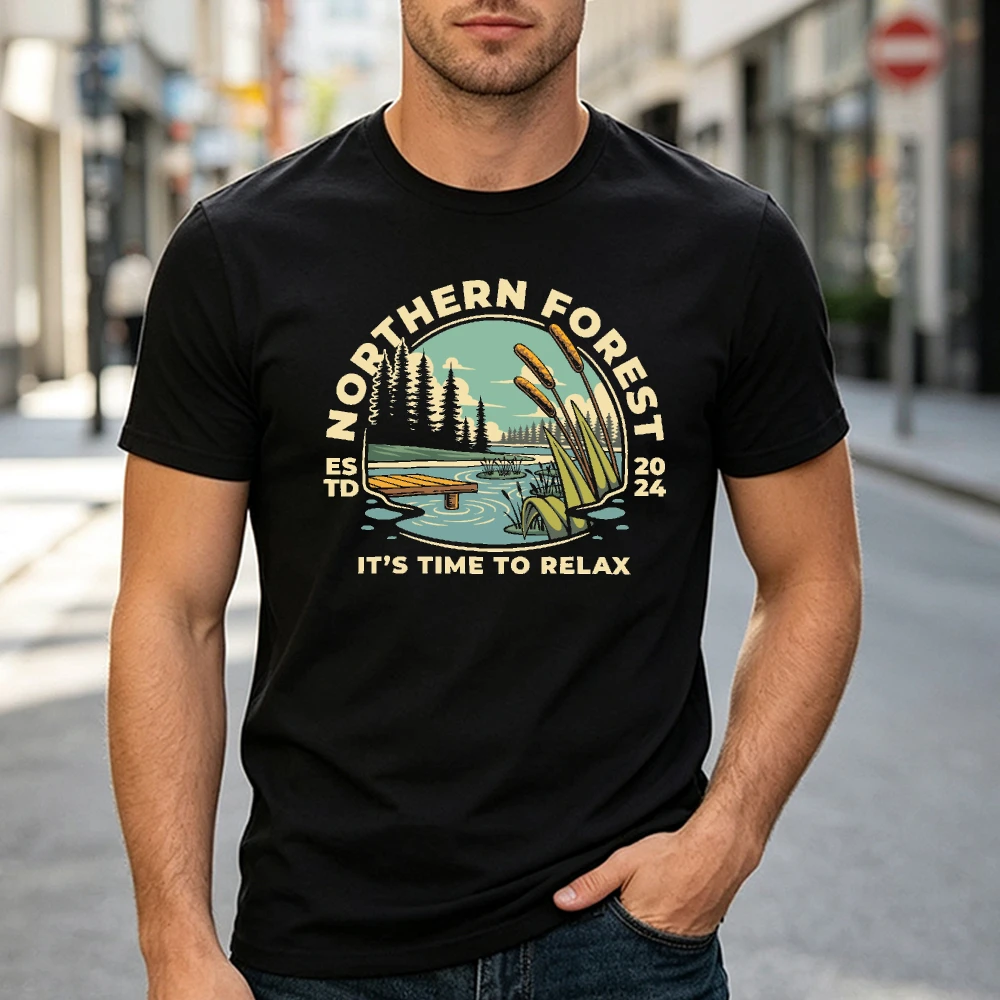 Camiseta gráfica Northern Forest Lake Dock para hombre, ropa con estampado de paisaje natural tranquilo, camisetas relajantes de verano