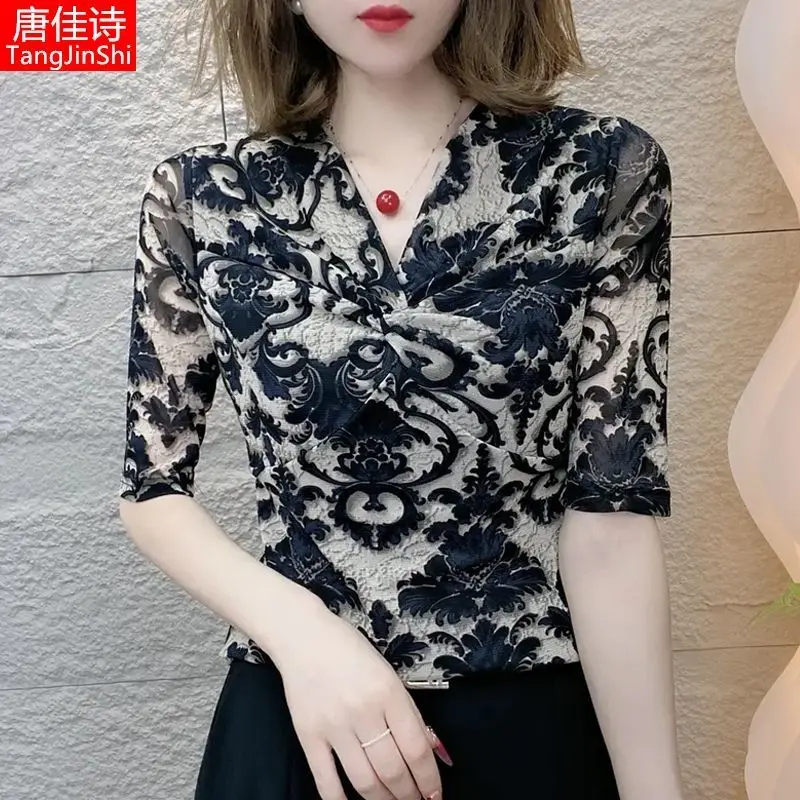 New Summer Elegant and Graceful Short-Sleeved T-Shirt with Breathable Mesh for Moms