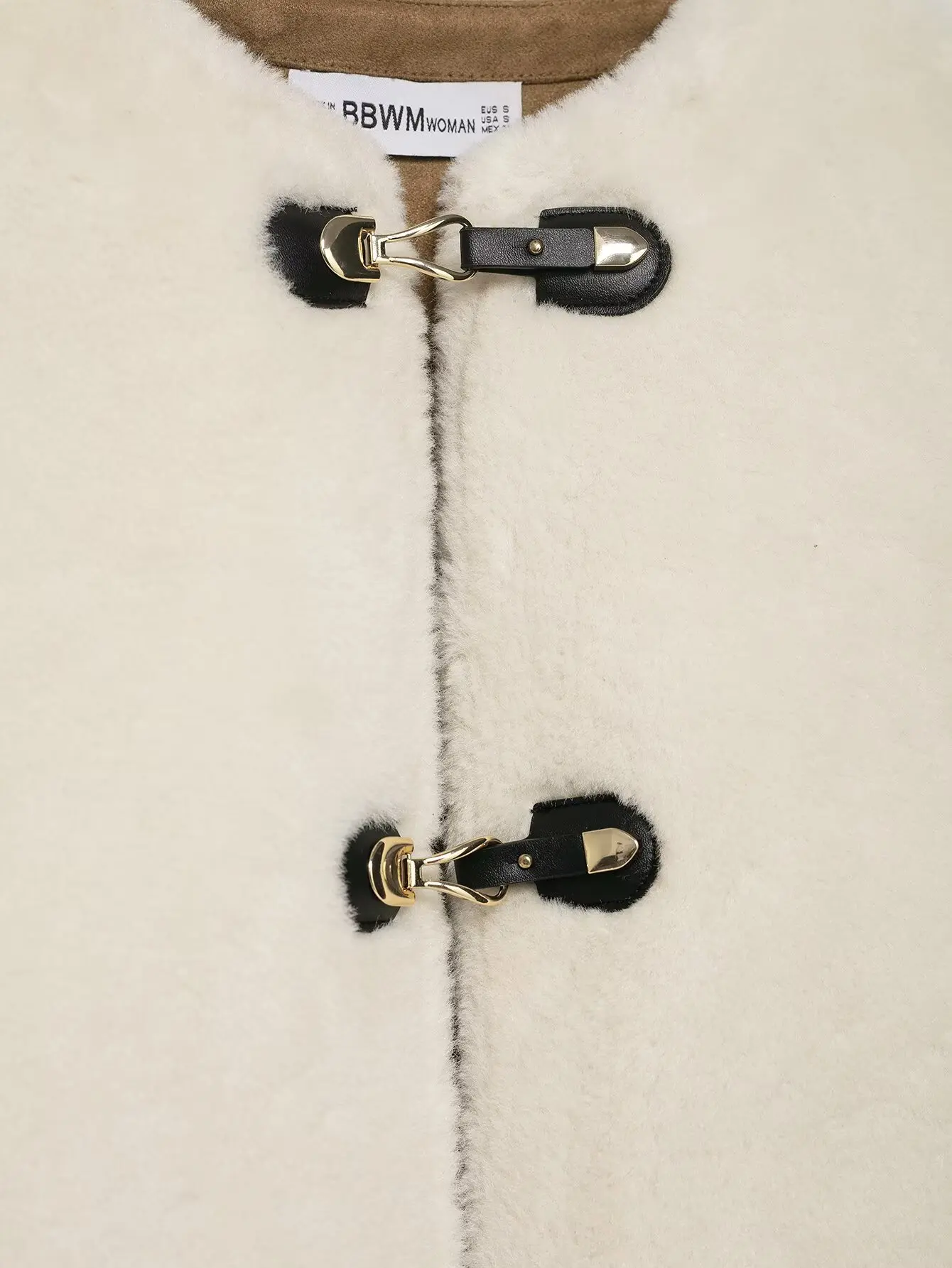 معطف فرو شتوي أنيق للسيدات باللون البيج الصلب وأكمام طويلة مع مشبك على شكل قرن سترات فضفاضة للسيدات ملابس خارجية كلاسيكية غير رسمية عالية الشارع