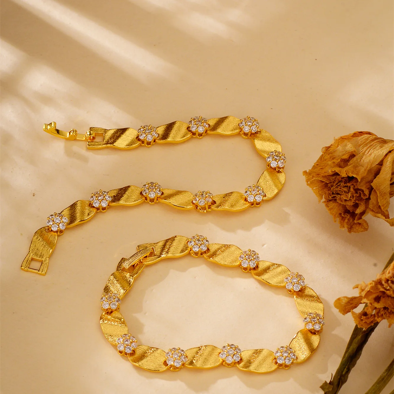 The same 24K real gold sparkling diamond brushed flower ribbon 9999 bracelet in the gold store, gold water ripple bracelet