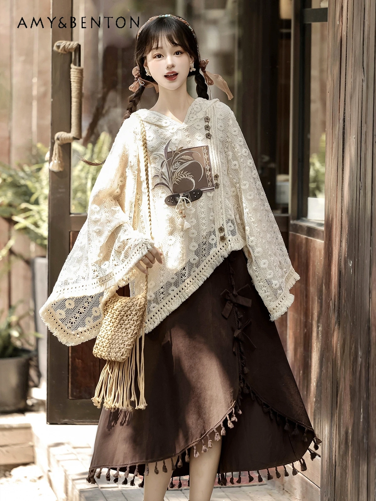 

Весна и осень 2024, новый женский комплект в китайском стиле высокого класса, белый полый вязаный повседневный топ и коричневая юбка