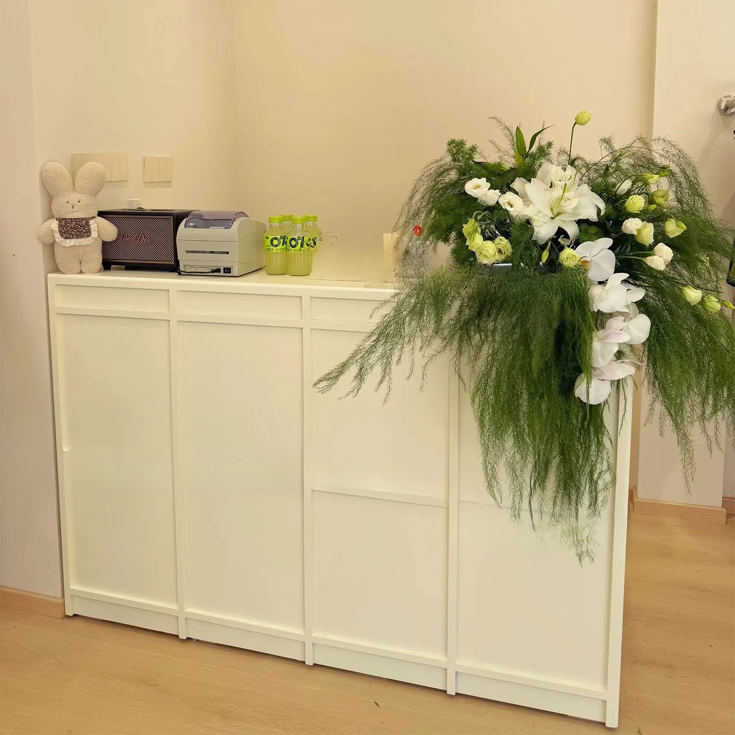 AA Milky white paint bar checkout page store small clothing store counter