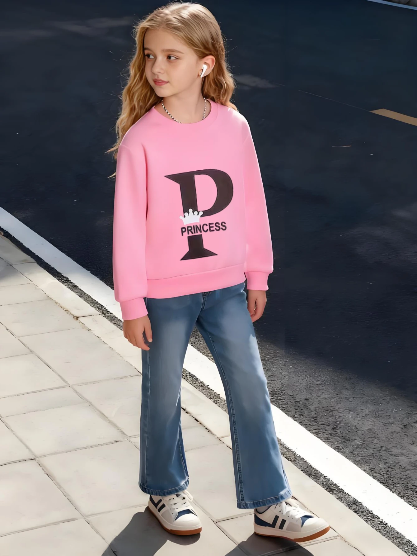سويت شيرت للأطفال برقبة دائرية حرف كبير P Crown PRINCESS Text Graphic بلوفر أبيض للأميرات الصغيرة