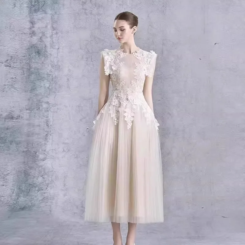 فستان شبكي من الدانتيل مُزين بنقشة الزهور ثلاثي الأبعاد على الموضة لربيع وصيف 2025 للنساء بدون أكمام فستان ميدي طويل بطيات #1