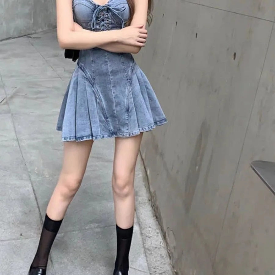 Vestido Mini Feminino Elegante em Jeans com Renda e Babados, Sem Mangas, Modelo Evasê, para o Dia a Dia e Festas