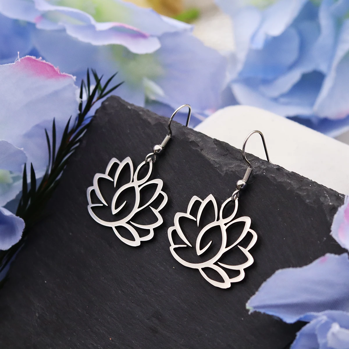 Pendientes colgantes Kinitial Hollow Lotus para mujer, pendientes colgantes de flor de acero inoxidable, joyería de Yoga y budismo, regalos, amuleto, venta al por mayor