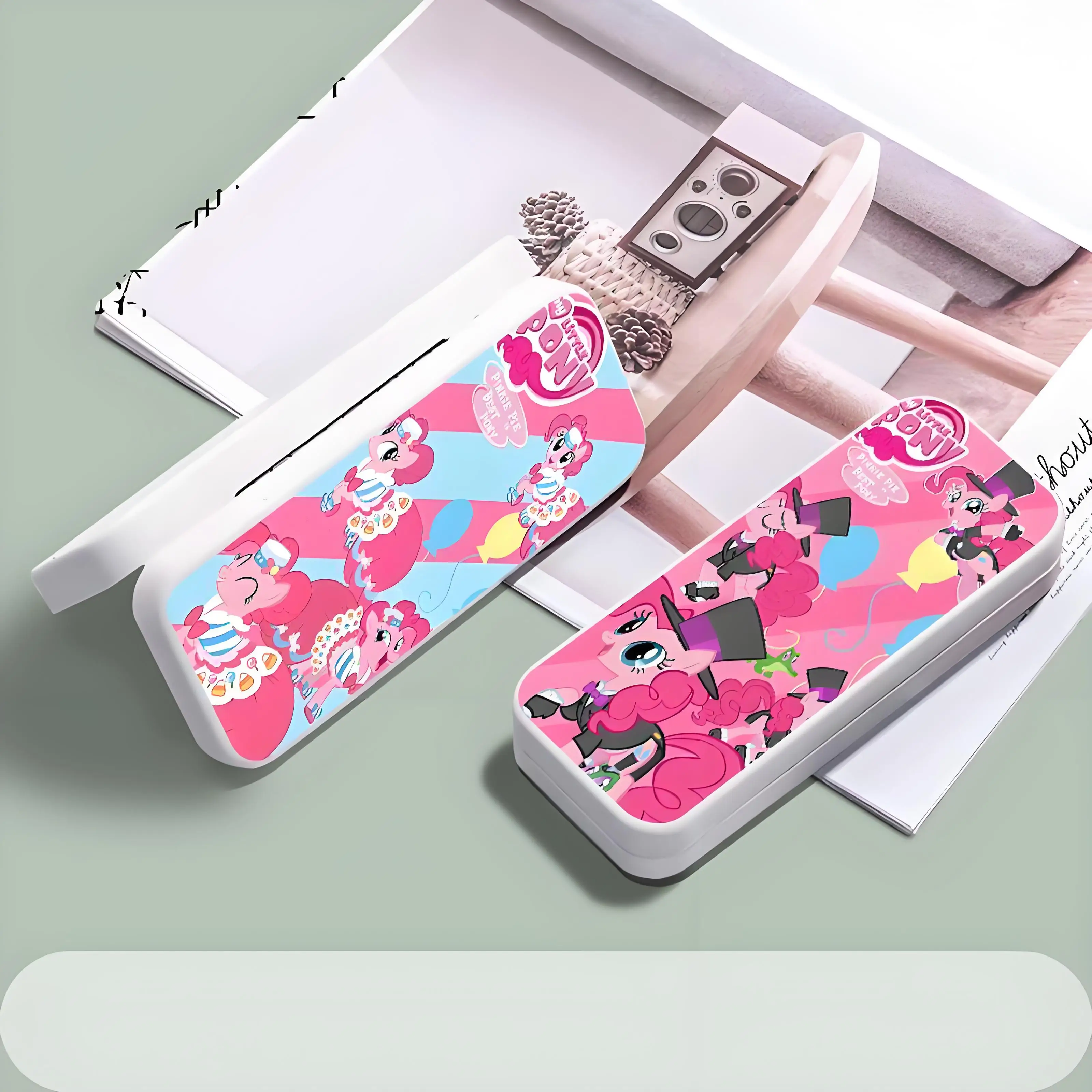1 PC glasses case with high-definition painted patterns and high aesthetic value. It is a portable and versatile glasses case