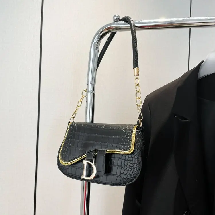 

Модная сумка-кроссбоди для поездок на работу, элегантная отделка с фурнитурой золотистого цвета, трансформируемый плечевой ремень, современный повседневный аксессуар, новинка 2026 года