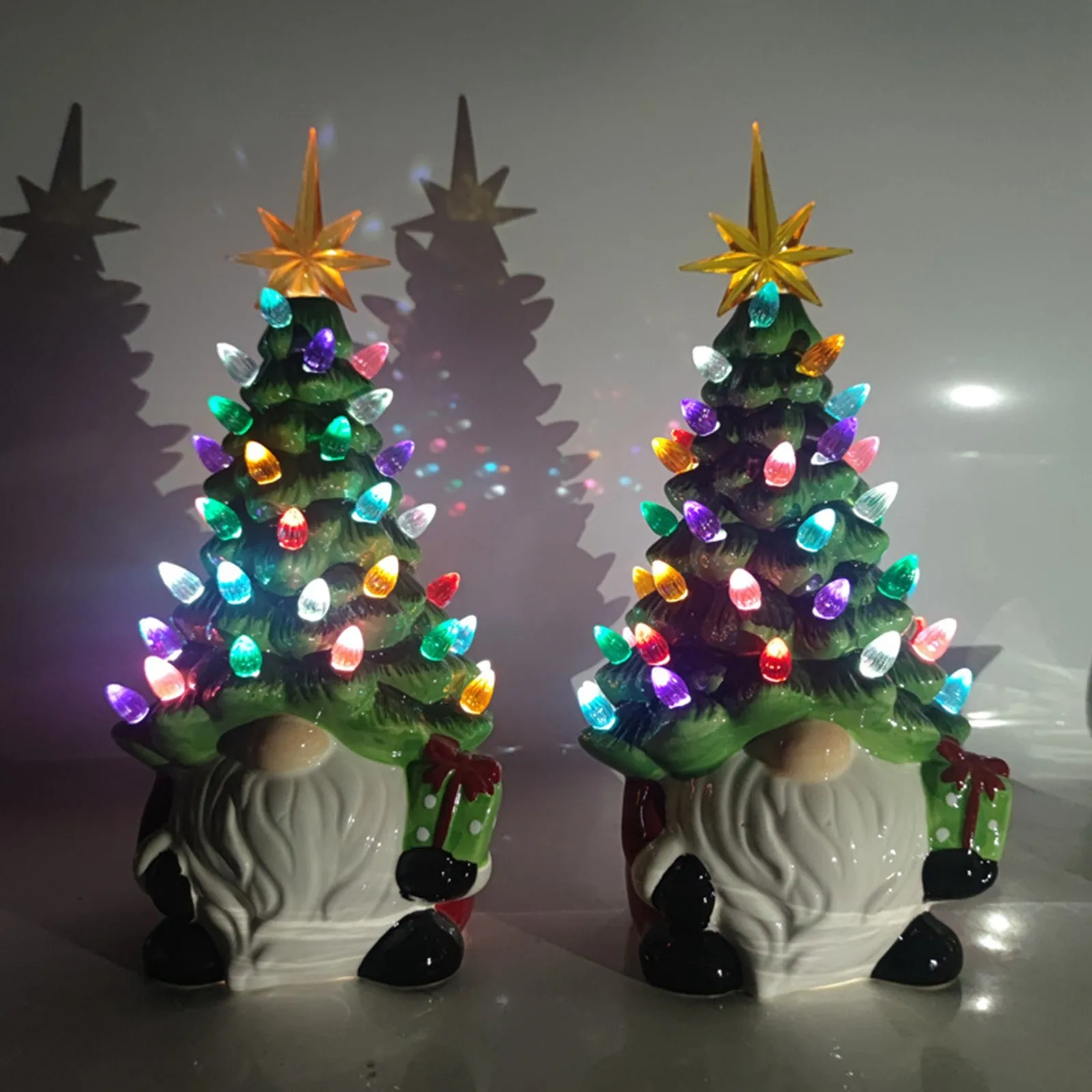 Gnomo de resina que sostiene un regalo y manualidades decorativas luminosas, árbol de Navidad, gnomo que sostiene con batería de botón, decoraciones de escritorio