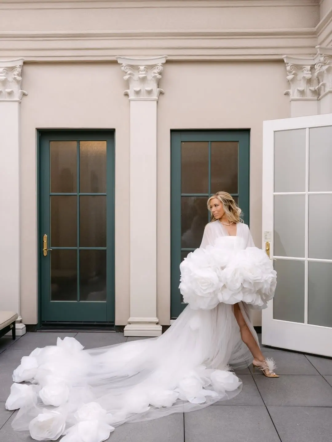 Eleganter weißer Brautumhang aus transparentem Tüll mit 3D-Blumenapplikationen – lange Hochzeits-Wickelrobe für die Zeremonie, Brautvertuschung mit Schleppe