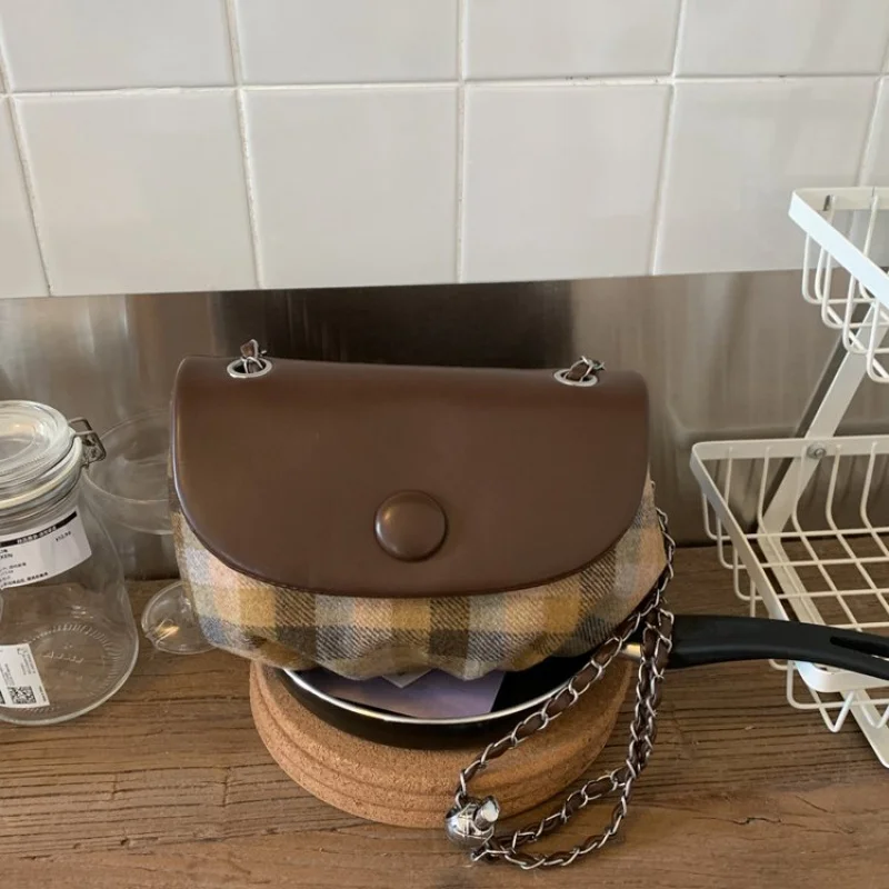 حقيبة كتف نسائية من الجلد الصناعي مع أجهزة معدنية أنيقة مناسبة للارتداء اليومي والمواعدة #5