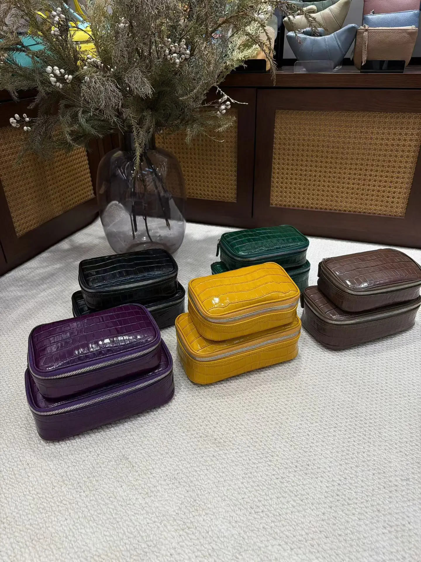 Krokodil-Geprägte Leder Mini-Kosmetiktasche Toilettenartikel-Organizer Tragbare Kosmetiktasche in Verschiedenen Farben und Größen Erhältlich – Detail 28