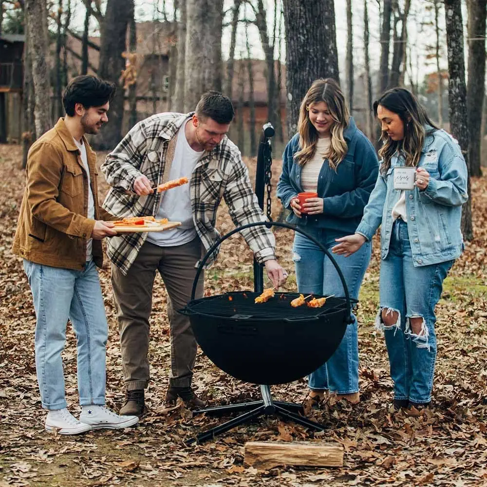 Ash & Ember 30 "cetakan besi Cauldron api mangkuk dengan berengsel ganda panggangan panggangan panggangan panggangan dengan mudah Lift pegangan, rantai berdiri & kuali