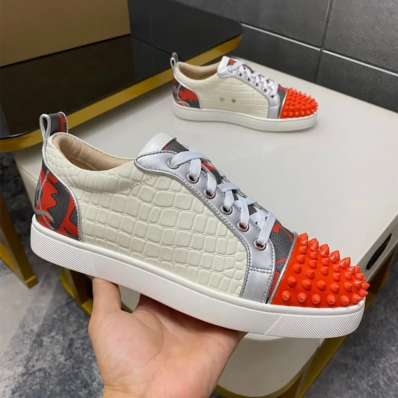 

Fashion Luxury Red Sole Carp Pattern Silver Rivets Low Tops Shoes For Men's Casual Flats Loafers Women's Designer Spikes Sneaker