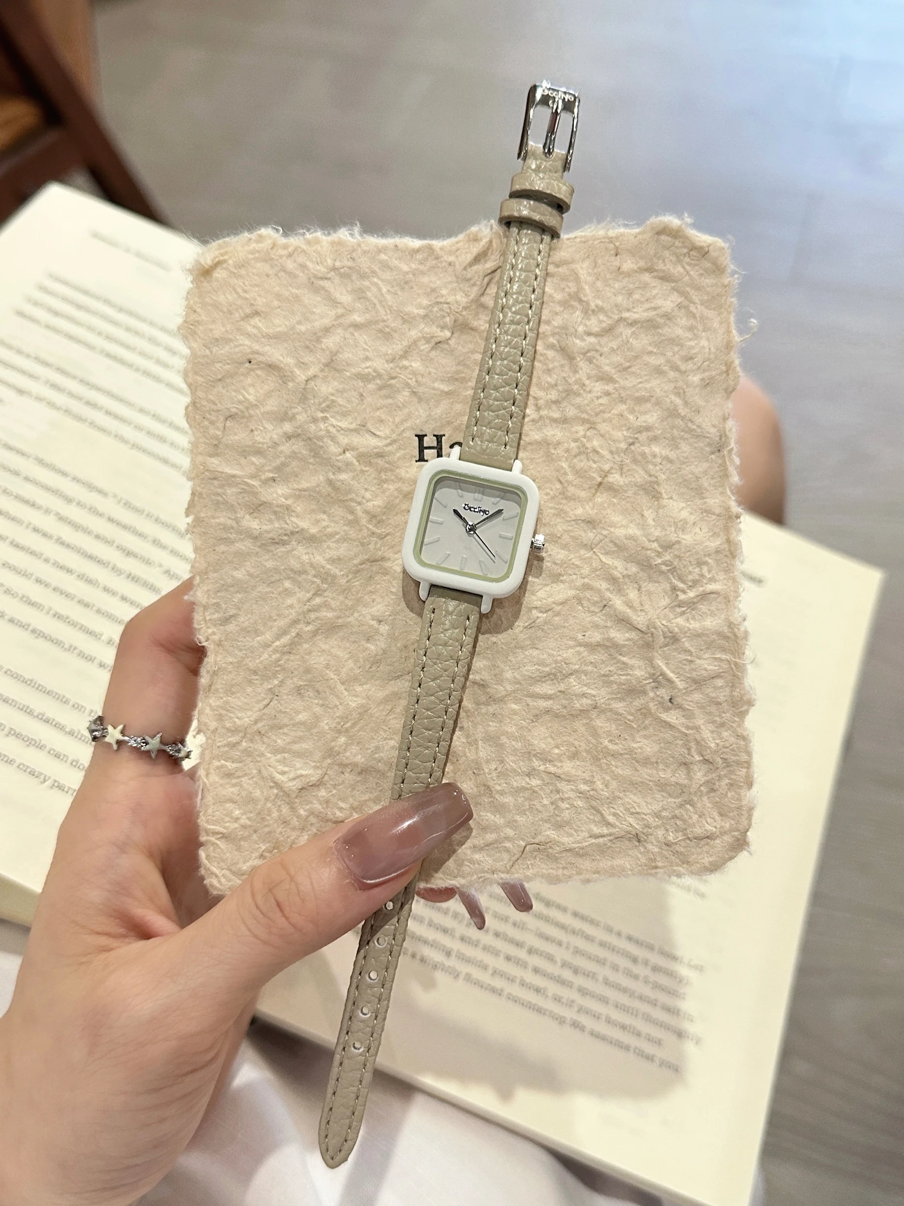 ساعة نسائية مربعة جديدة بسيطة، طراز جديد 2025 ساعة نسائية راقية وأنيقة ساعة نسائية فاخرة وعالية الجودة. #1