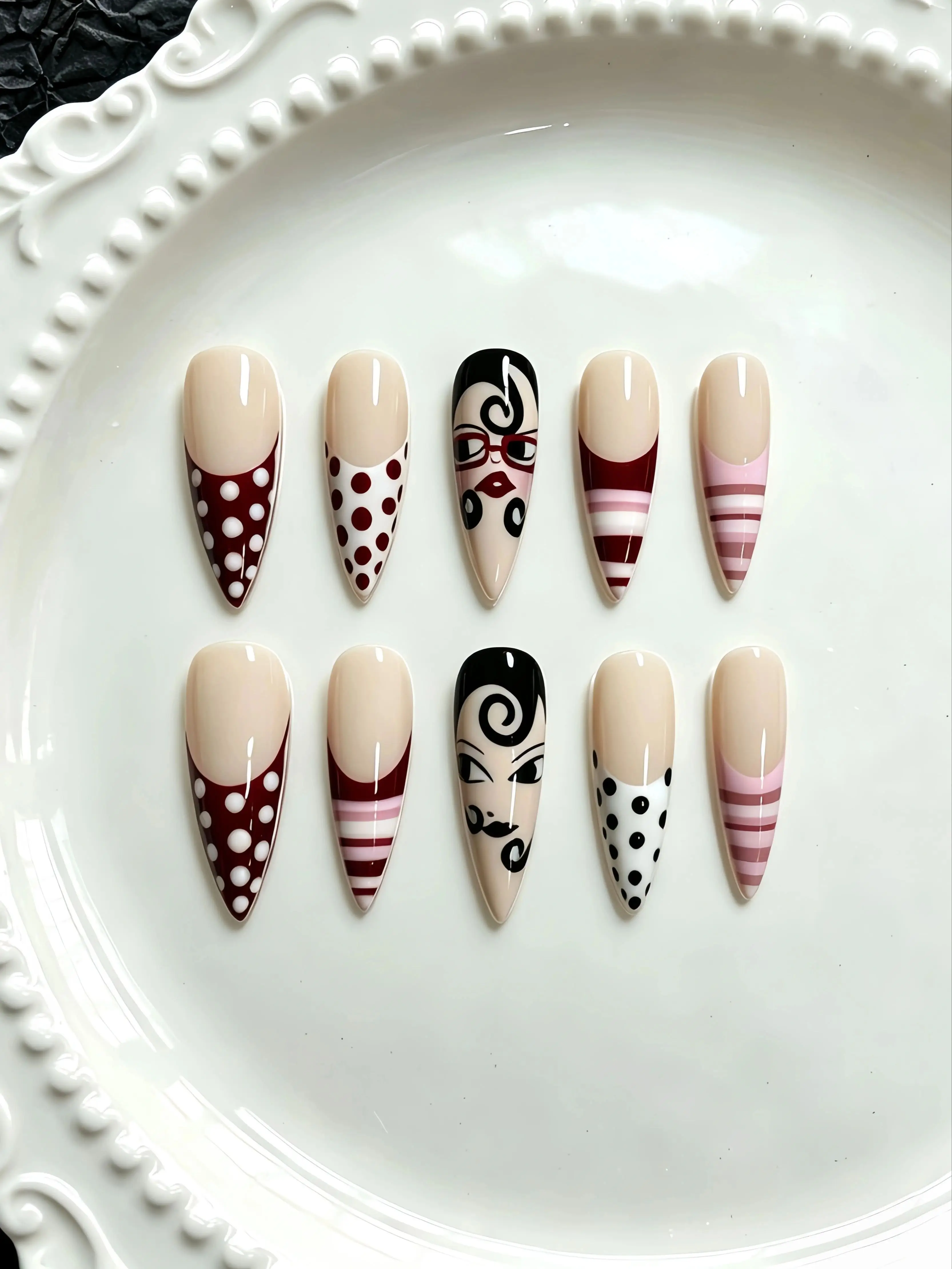 10 Stück lange, tropfenförmige, tragbare Nägel, amerikanischer Y2K-Stil, Nagelkunst, burgunderrote Tupfenstreifen, handgemaltes Porträt, exquisite handgefertigte lange Kunstnägel, abnehmbare und wiederverwendbare Press – Detail 1