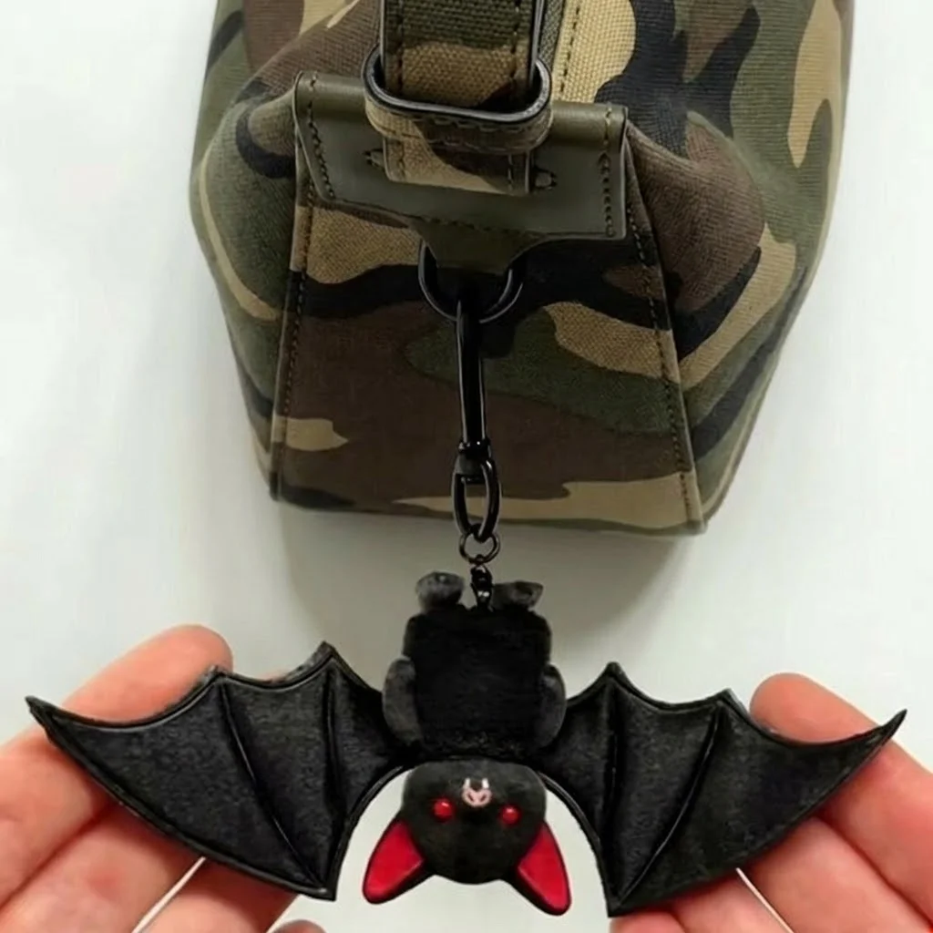 Image of Verwandelbarer Plüsch-Fledermaus-Schlüsselanhänger Neuartiger Gothic-Fledermaus-Schlüsselanhänger mit Flügeln Einzigartiger Tier-Fledermaus-Taschenanhänger Rucksack-Deko-Charm