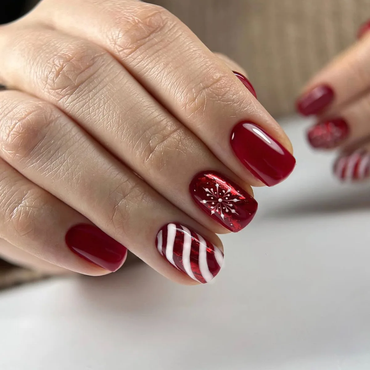 24Pcs Christmas Solid Color Red Nails Art Set Xmas Snowflake Stripe Design Fake Nail Wearable Sqaure Head Press on False Nails