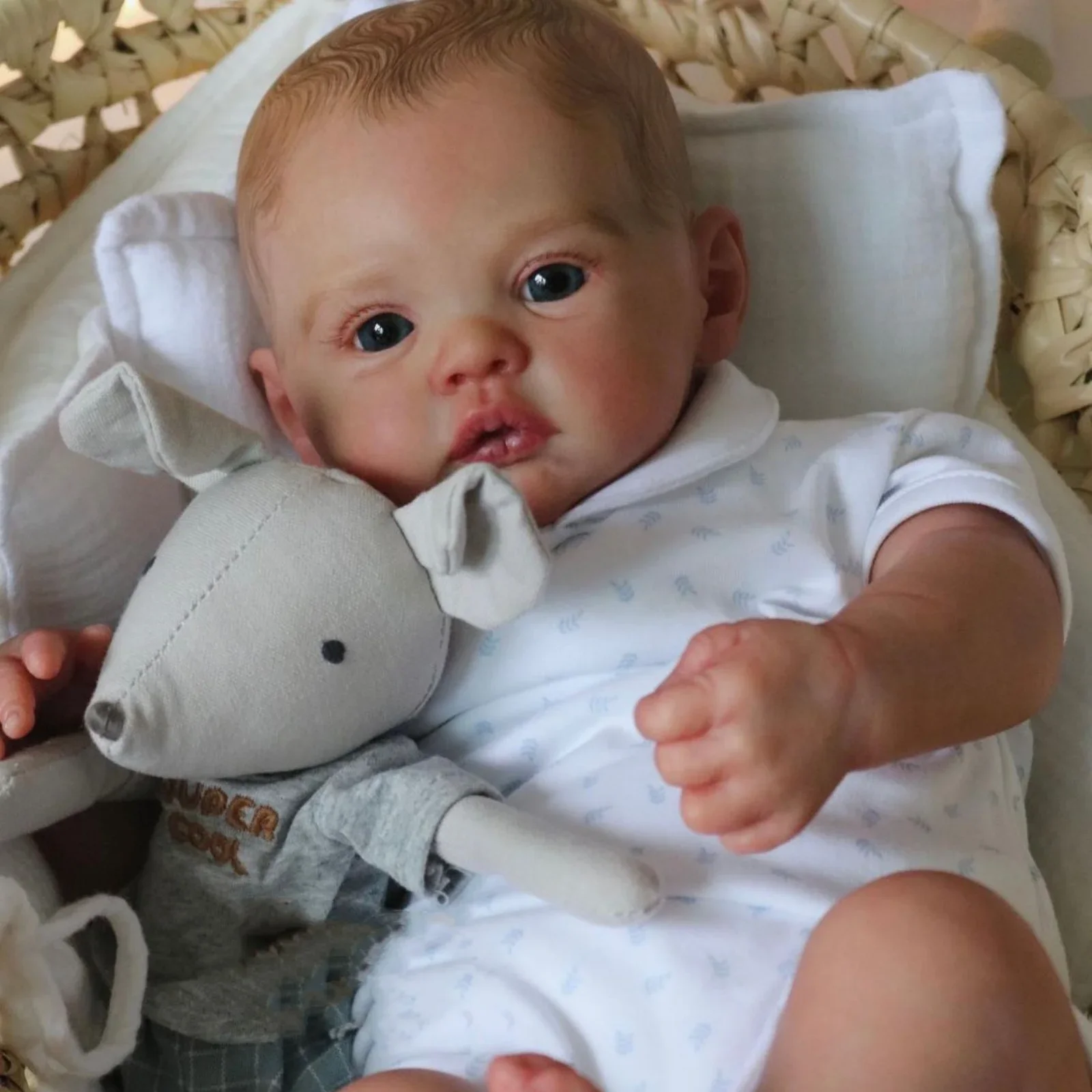 

Очаровательная 18-дюймовая реалистичная кукла реборн Risbecko — реалистичные детали, вид ручной работы — идеально подходит для коллекционеров и подарков