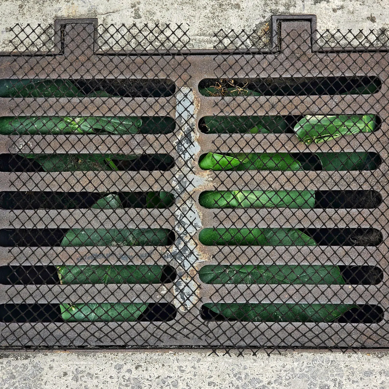 Filtro per blocco foglie in rete di protezione per grondaie in plastica resistente, rotolo da 4,7 piedi, barriera anti-intasamento per detriti per grondaie da giardino, balcone