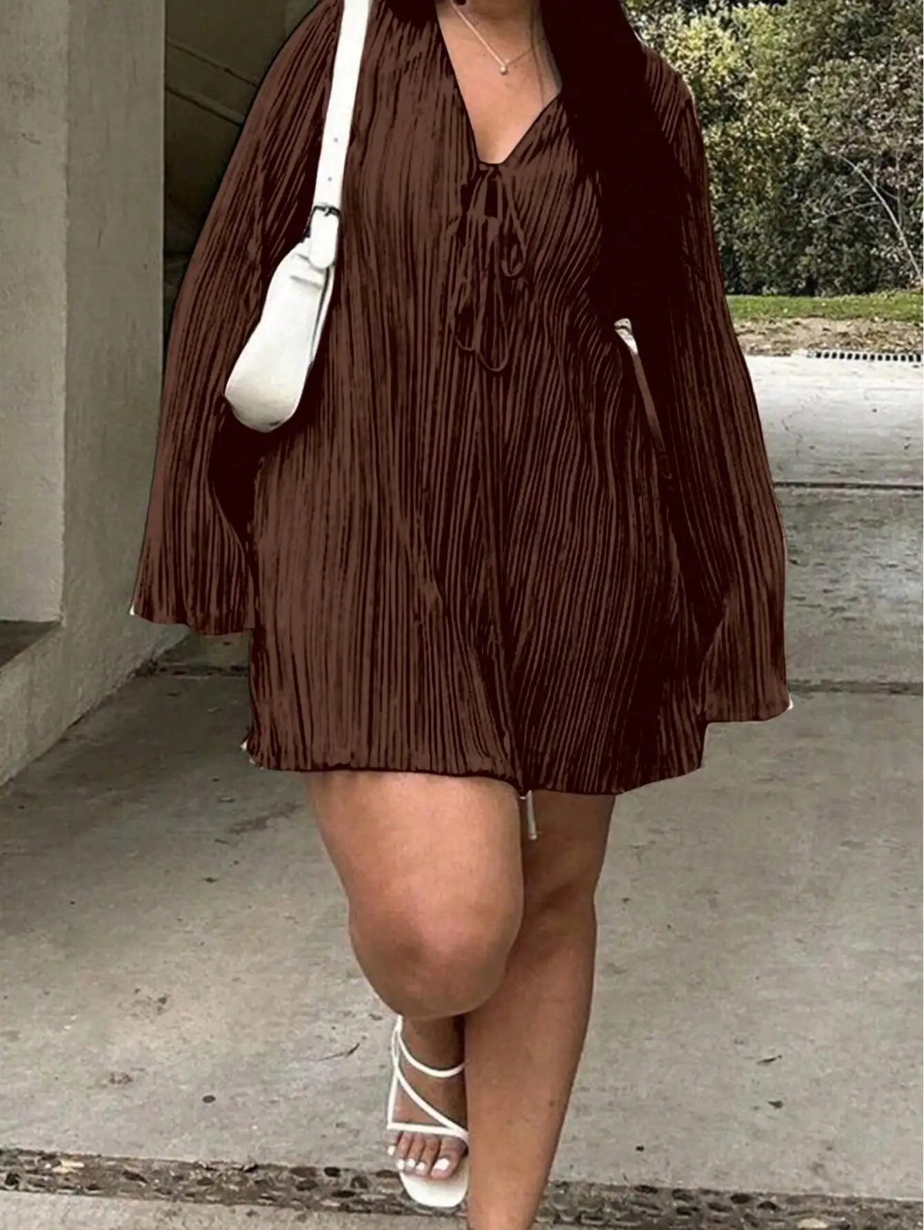 

Коричневое плиссированное мини-платье с V-образным вырезом и рукавами-колокол для летнего уличного стиля