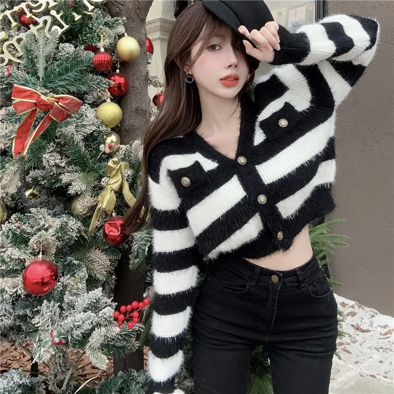 เสื้อคาร์ดิแกนแขนยาวลายทางขาวดำ กลิ่นอายความหอมอ่อนๆ สำหรับผู้หญิง ฤดูใบไม้ร่วง ฤดูหนาว คอวี ถักด้วยขนนก สไตล์อเนกประสงค์ เหมาะสำหรับใส่ทำงาน