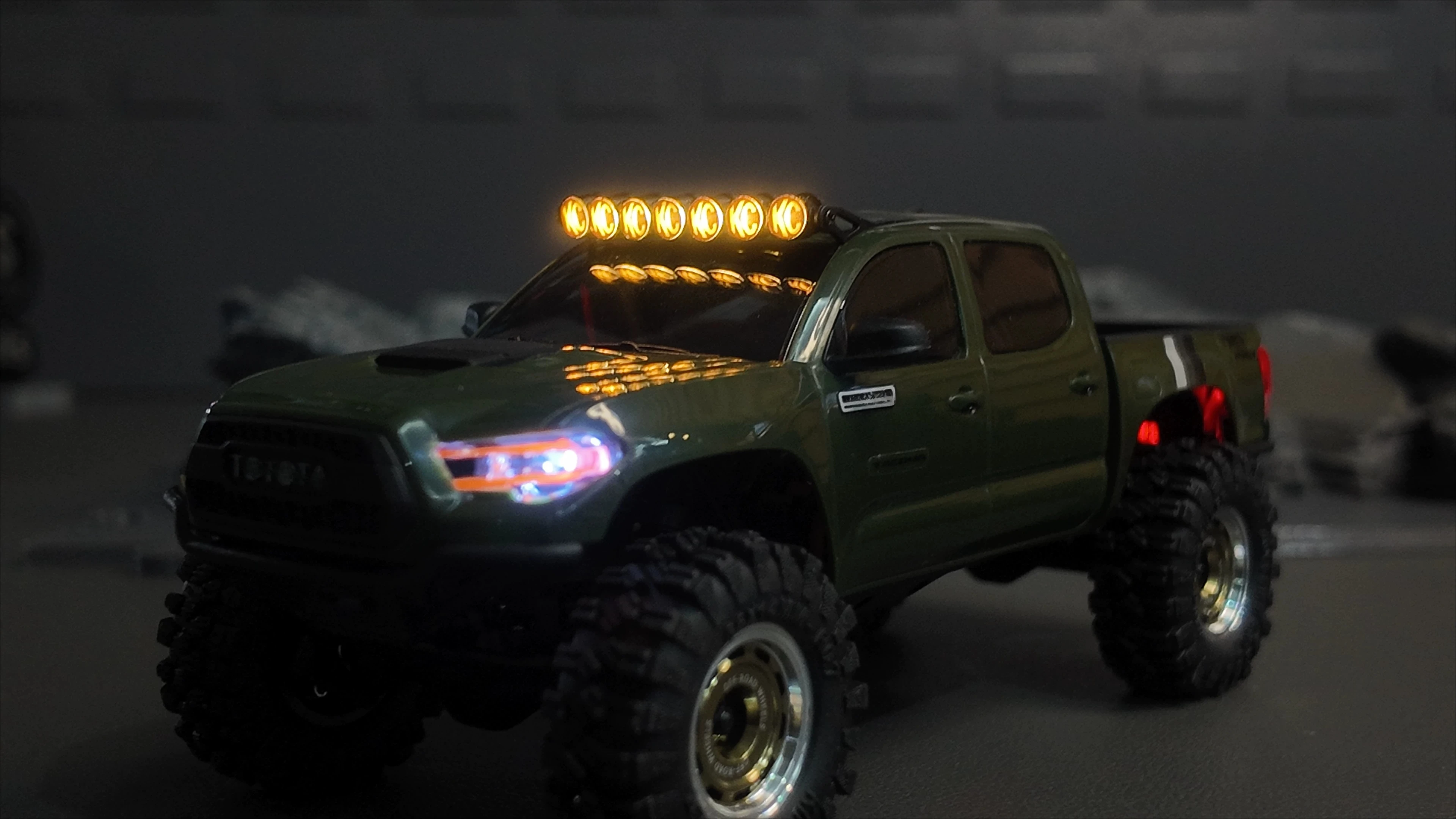 For Axial SCX30 Toyota Tacoma 1/30 Yellow/White KC Style Round Aluminum Roof Light RC Crawler Upgrade Part No-Drill With Screws