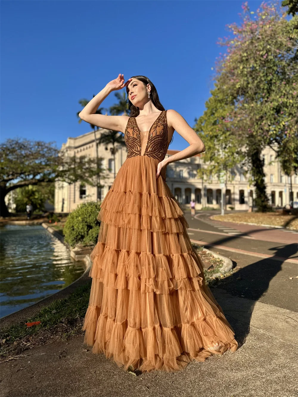 콘테사 맞춤 이브닝 드레스, 프롬 드레스, 파티 드레스, 우아한 정장 가운, 티어드 튤 브이넥 민소매 러플 맥시 드레스, 롱 드레스