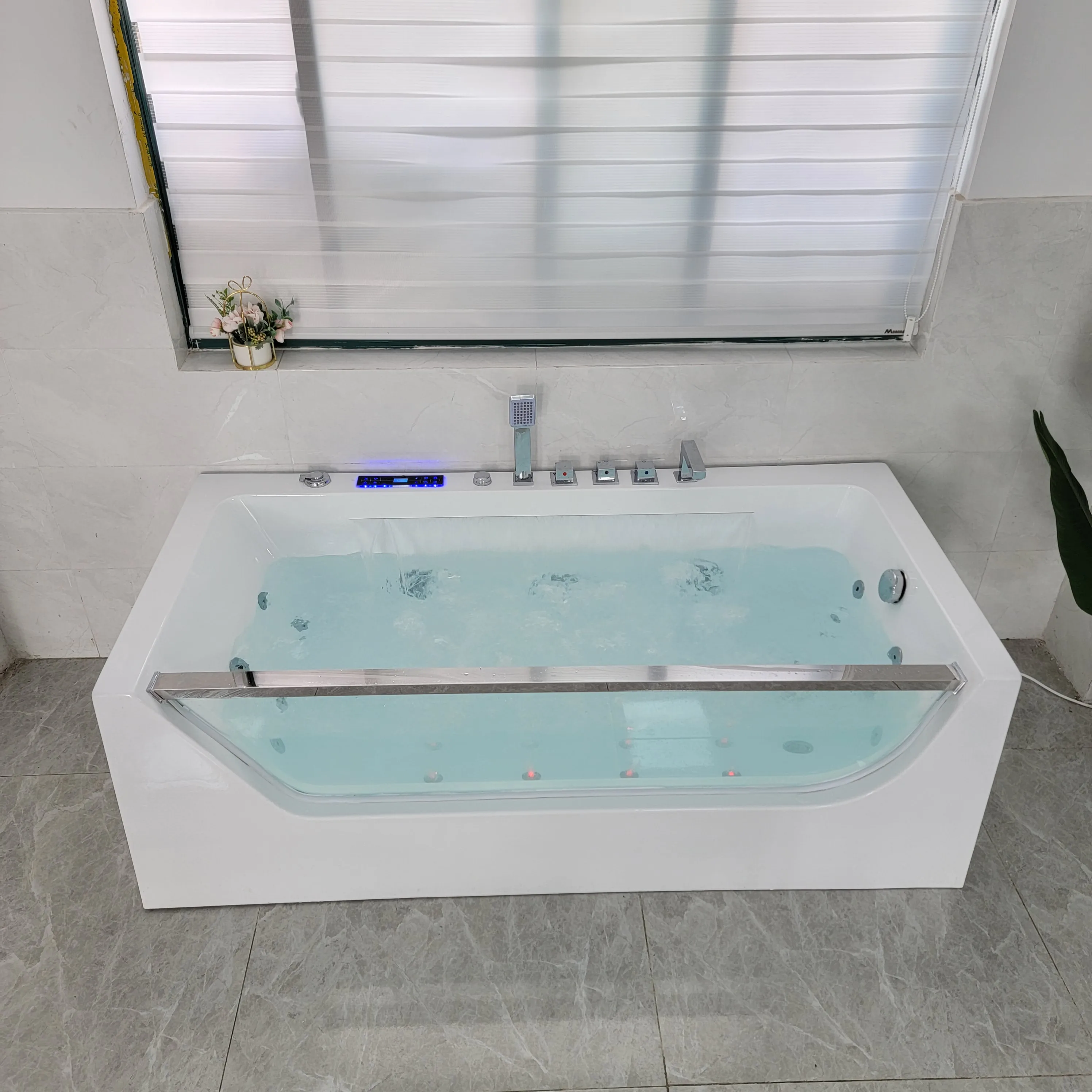 حوض استحمام كبير من الأكريليك قائم بذاته مع زجاج من جانب واحد للحمام #2