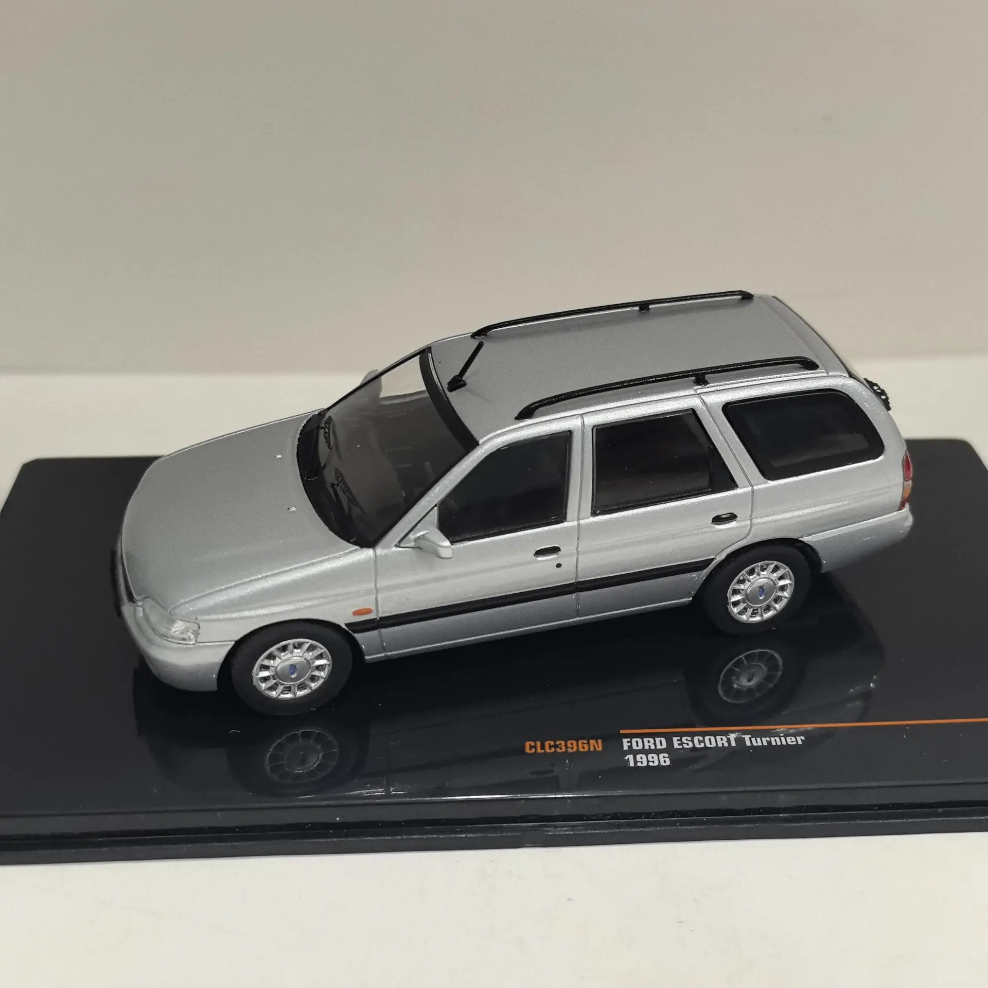 

Diecast IXO 1/43 Scale FORD ESCORT Turnier 1996 Station Wagon Alloy Car Model Collectible Toy Gift Souvenir Display Ornament