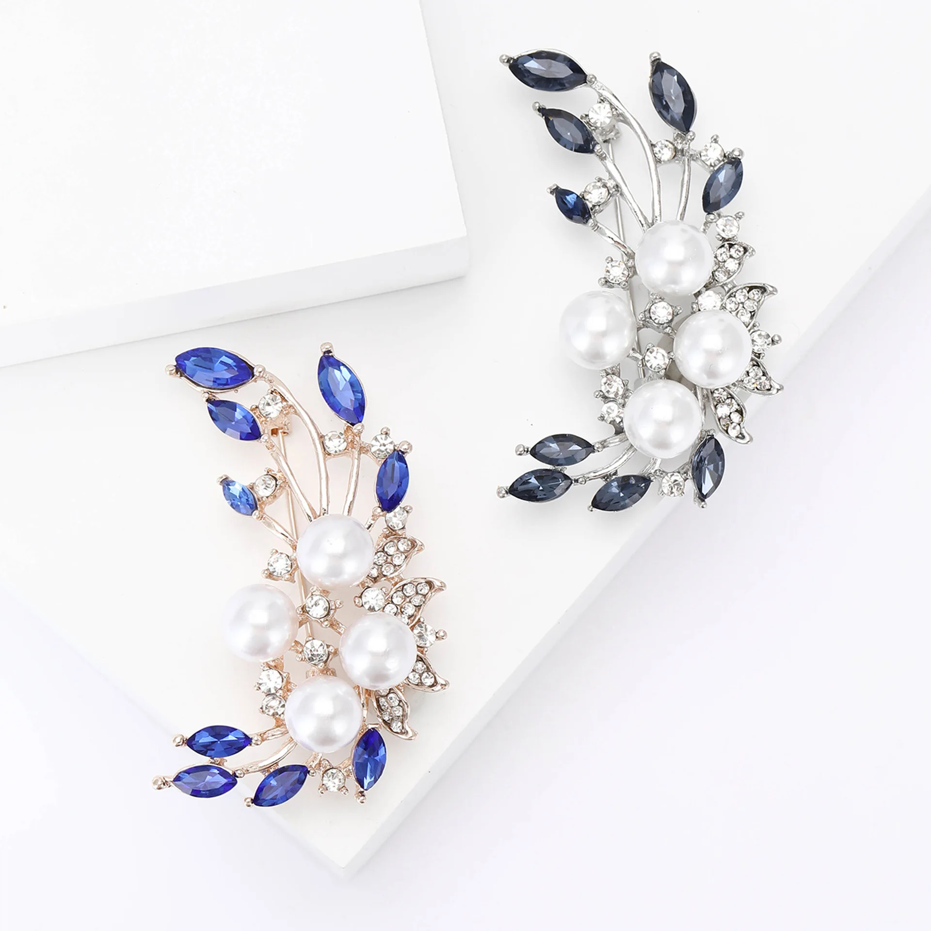 

Classic Pearl Flower Brooch Ladies Unisex Rhinestone Plant Pin Banquet Party Friends Gift Jewelry Accessories