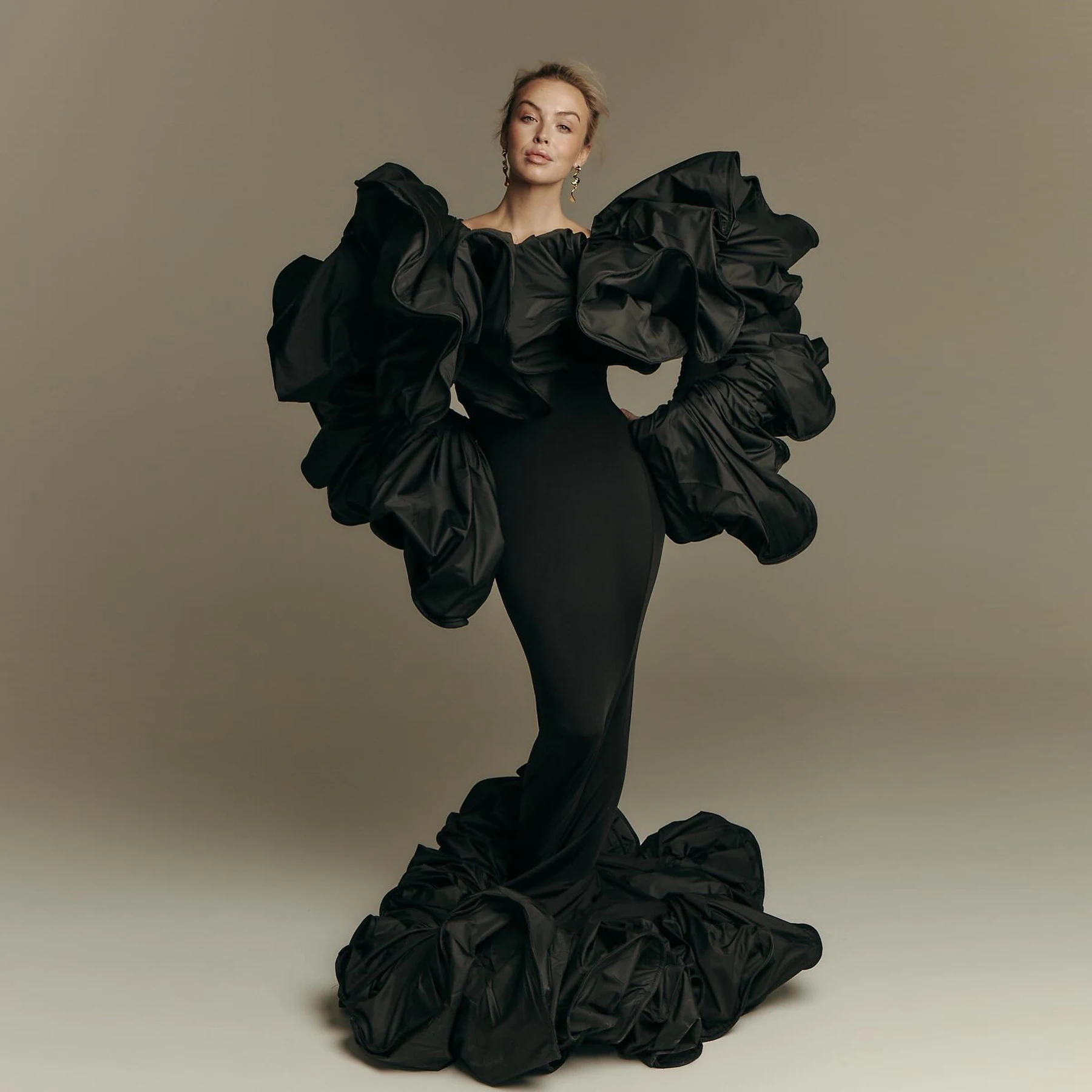 Menakjubkan Puffy hitam putri duyung gaun malam Ruffles lengan panjang lentur Taffeta Formal gaun pesta Backless gaun Prom