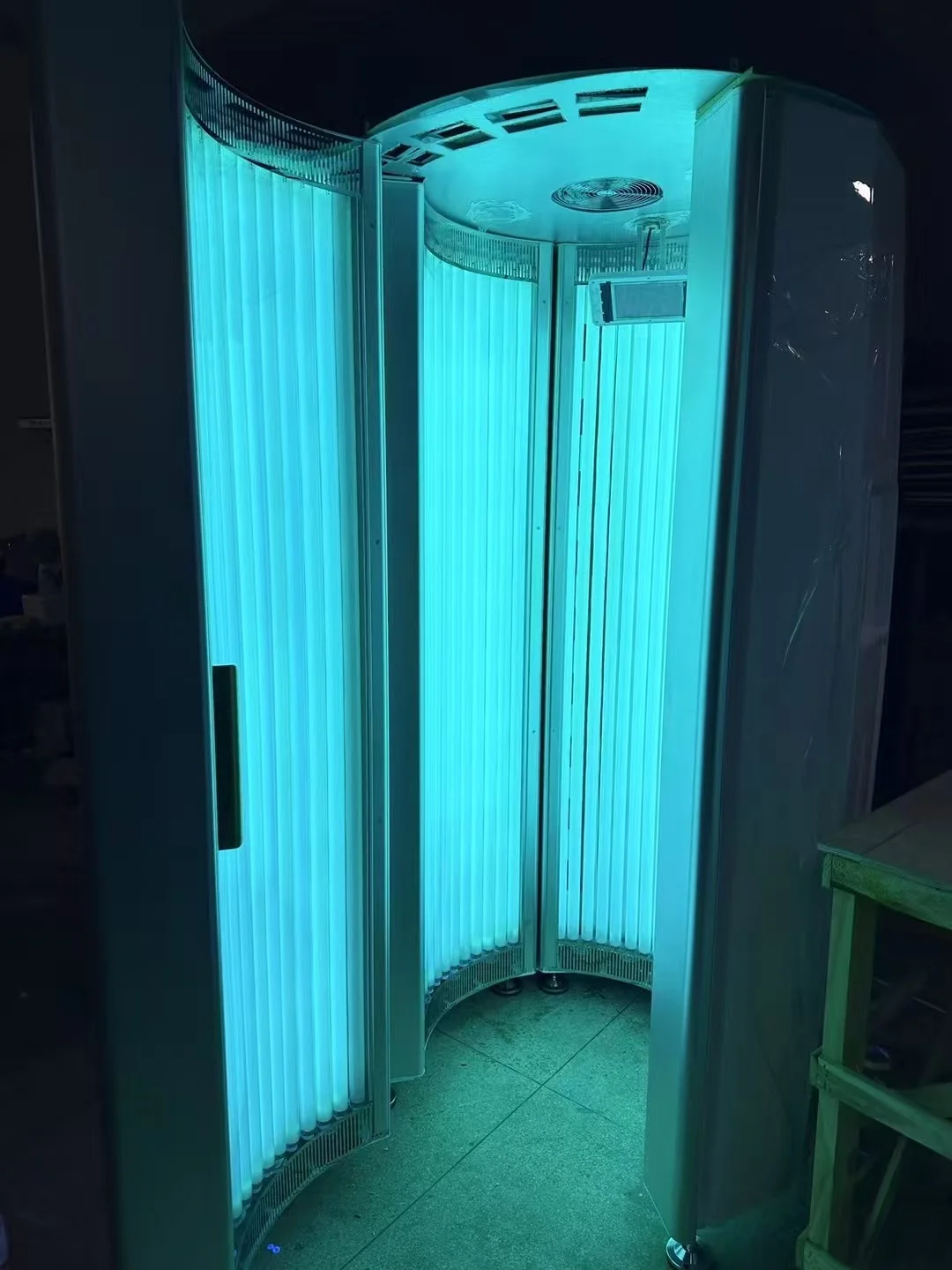 

Эффективный солярий высокого давления: вертикальная кабина для загара с 28 лампами, солярий-эпилятор