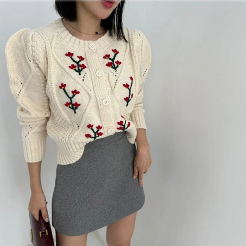 

Autumn and winter new French style retro round neck heavy industry flower embroidery thick sweater warm knit cardigan top