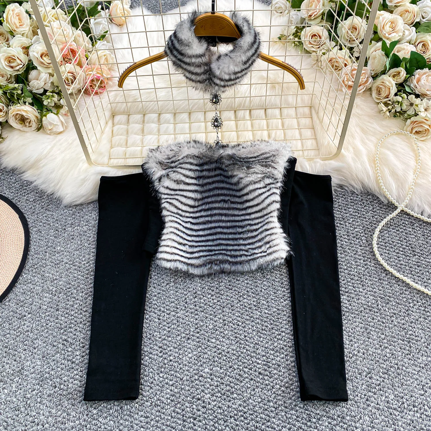 

Women Winter Faux Fur Hanging Neck Camis Tanks Tops Female Chic Trendy Camisole Diamond Chain Festival Party Nightclub Pullovers