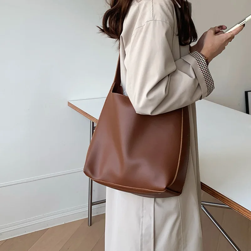 

PU leather retro large-capacity women's bucket bag with large opening square street commuting single-shoulder tote bag