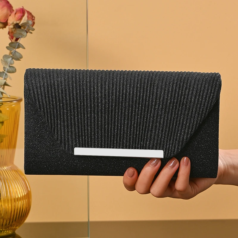 

Новая модная сумка на одно плечо с цепочкой и металлической магнитной пряжкой - это универсальная ручная помощь для свадебного банкета.