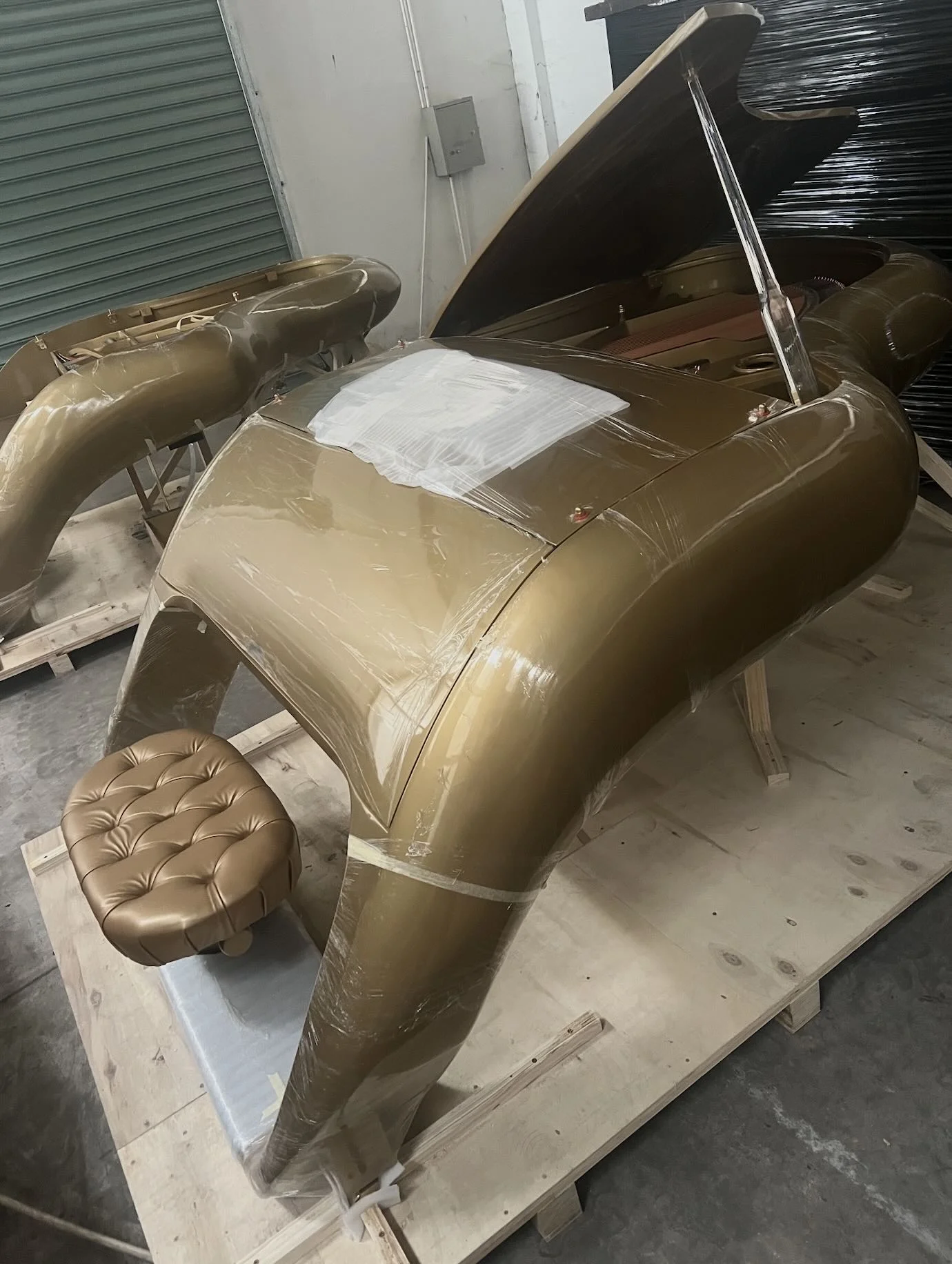 2026 New Sch Style Gorgeous Pegas Grand Piano with Champagne Gold Color and Glossing Finish Inspired by Ferari