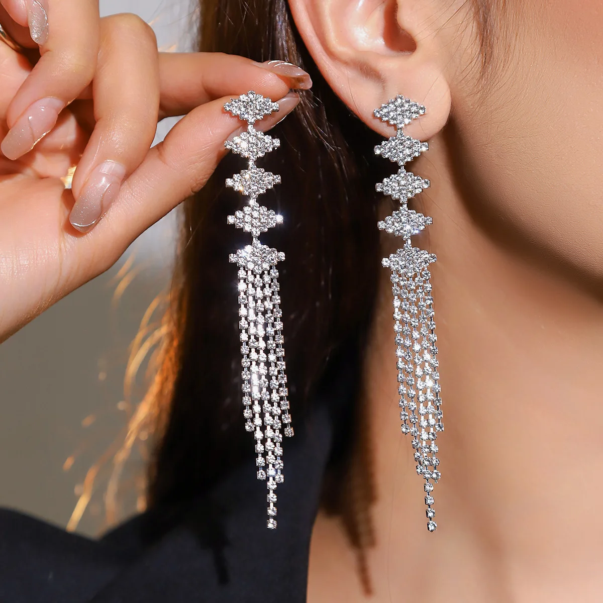 Korean high-end luxury shiny long fringed earrings for women, fashionable rhinestone studs, sweet earrings, Taobao Source