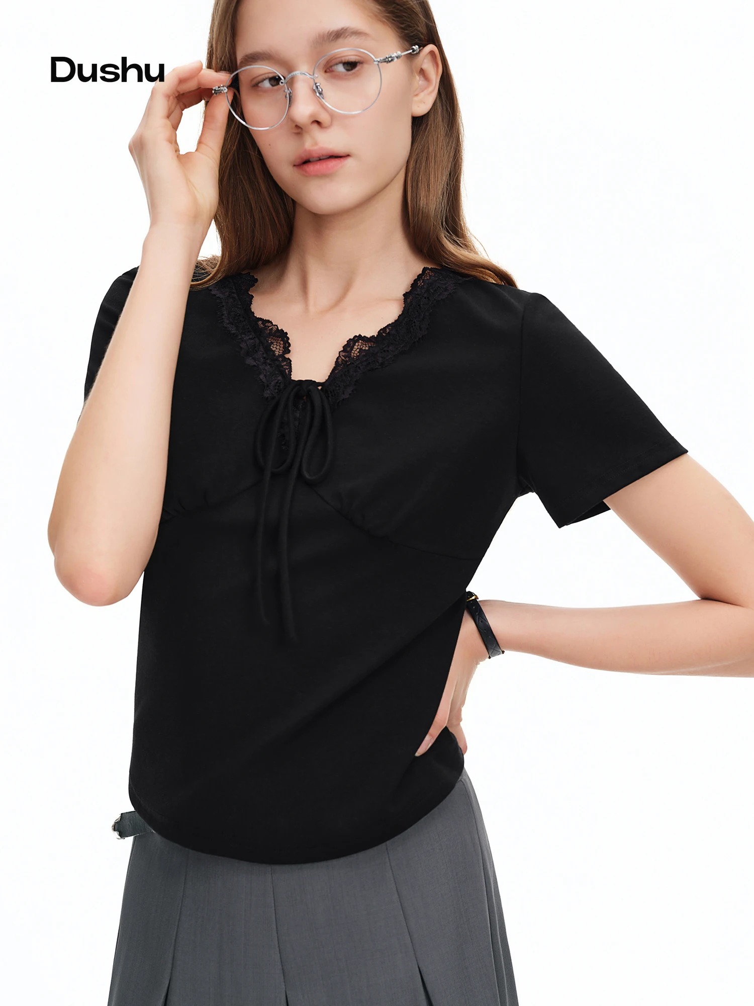 

DUSHU 2026 Summer Women's Black French-Inspired Lace Trim V-Neck T-Shirt with Tie Detail - Waist-Defining Casual Top for Daily