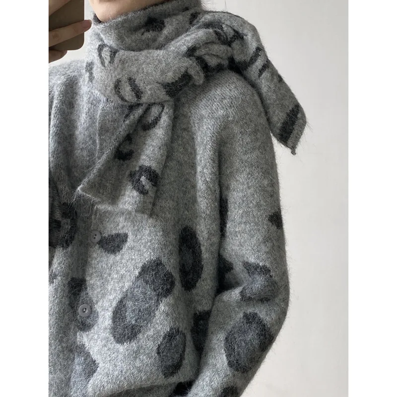 EAEOVNI ليوبارد محبوك المرأة سترة سترة عادية التباين اللون وشاح طوق المرقعة زر الملابس 2025 الخريف الشتاء #4