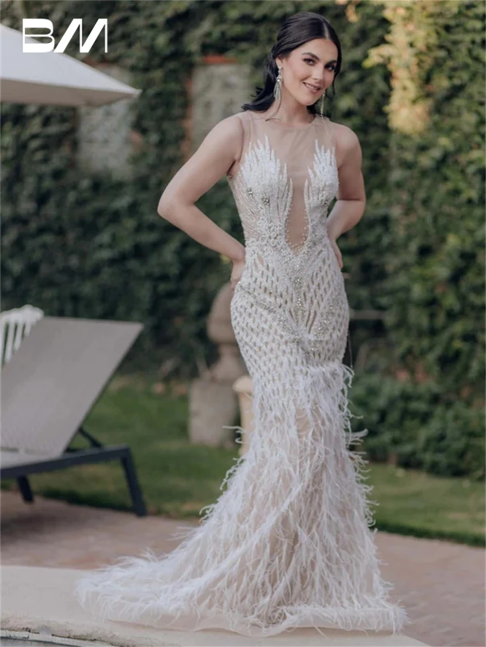 

Sleeveless Tulle Bride Dresses With Luxury Feathers Classic O Neck Tailored Wedding Gown With Short Train Robe De Mariee