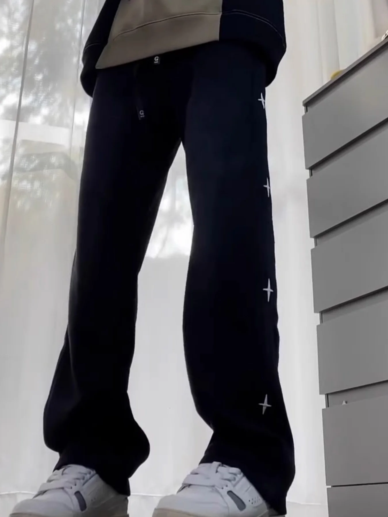 ¡Los pantalones deportivos de otoño e invierno son un éxito! Estos pantalones casuales de pierna ancha, gruesos y con forro polar son imprescindibles para cualquier persona que llevan. El diseño suelto y de pierna recta es perfecto para tratar caderas anchas y piernas gruesas, ocultar grasa y te hace parecer más delgado, con un diseño único que no se bloquea con otros estilos y el forro polar se calienta al núcleo. Estás un complemento versátil para parejas con sudaderas o chaquetas de algodón, perfecto para uso diario, salidas, salidas, comedor y fechas y son saltan para atrapar los ojos. imprescindible para su armario de otoño e invierno.