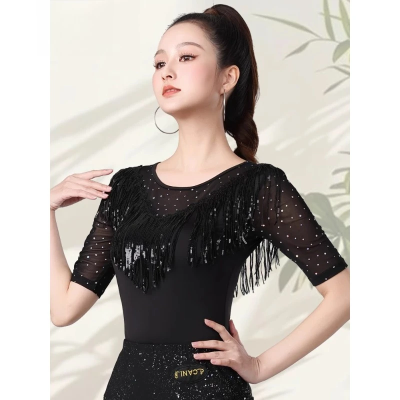 

Летняя новая блузка с короткими рукавами для латинских танцев, круглый вырез, блестки, кисточка, сексуальная многоцветная женская одежда с открытой спиной, современная танцевальная одежда