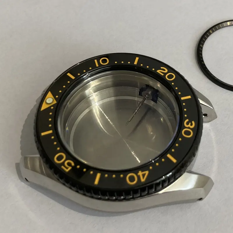 Parti dell'orologio cassa dell'orologio in acciaio inossidabile solido da 42mm cornice rivestita in PVD nero vetro zaffiro adatto per movimento NH35/36 30Bar