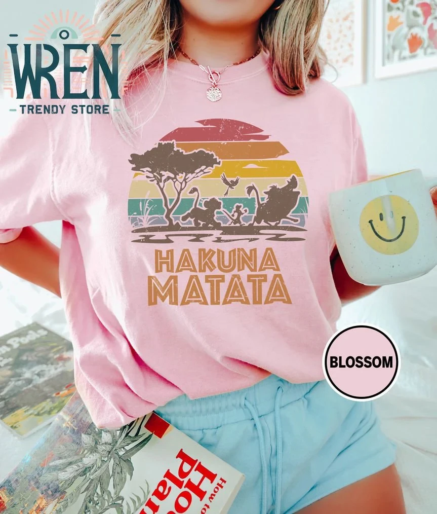 ديزني الأسد الملك سيمبا هاكونا ماتاتا رسالة الجرافيك طباعة النساء الرجال الاطفال تي شيرت لرحلة المملكة الحيوان لينة مريح أنيق