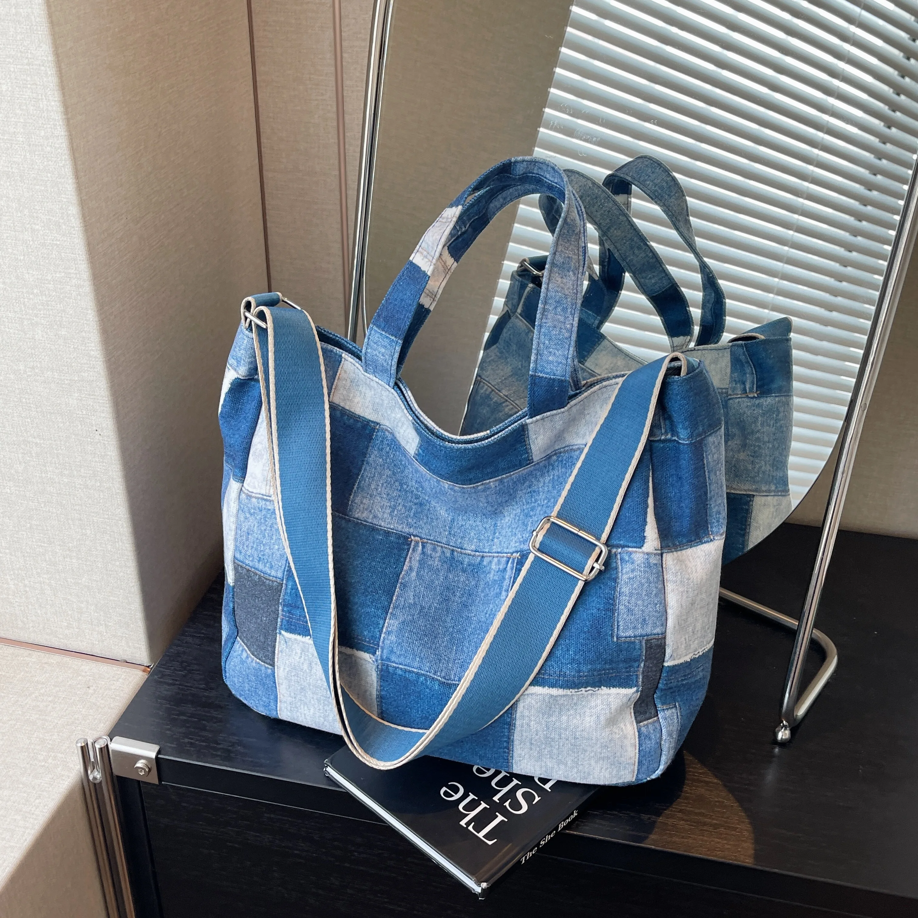 A high-volume denim patchwork fabric color-checkered Butow bag for ladies on the go, on the go, on the go and on the road