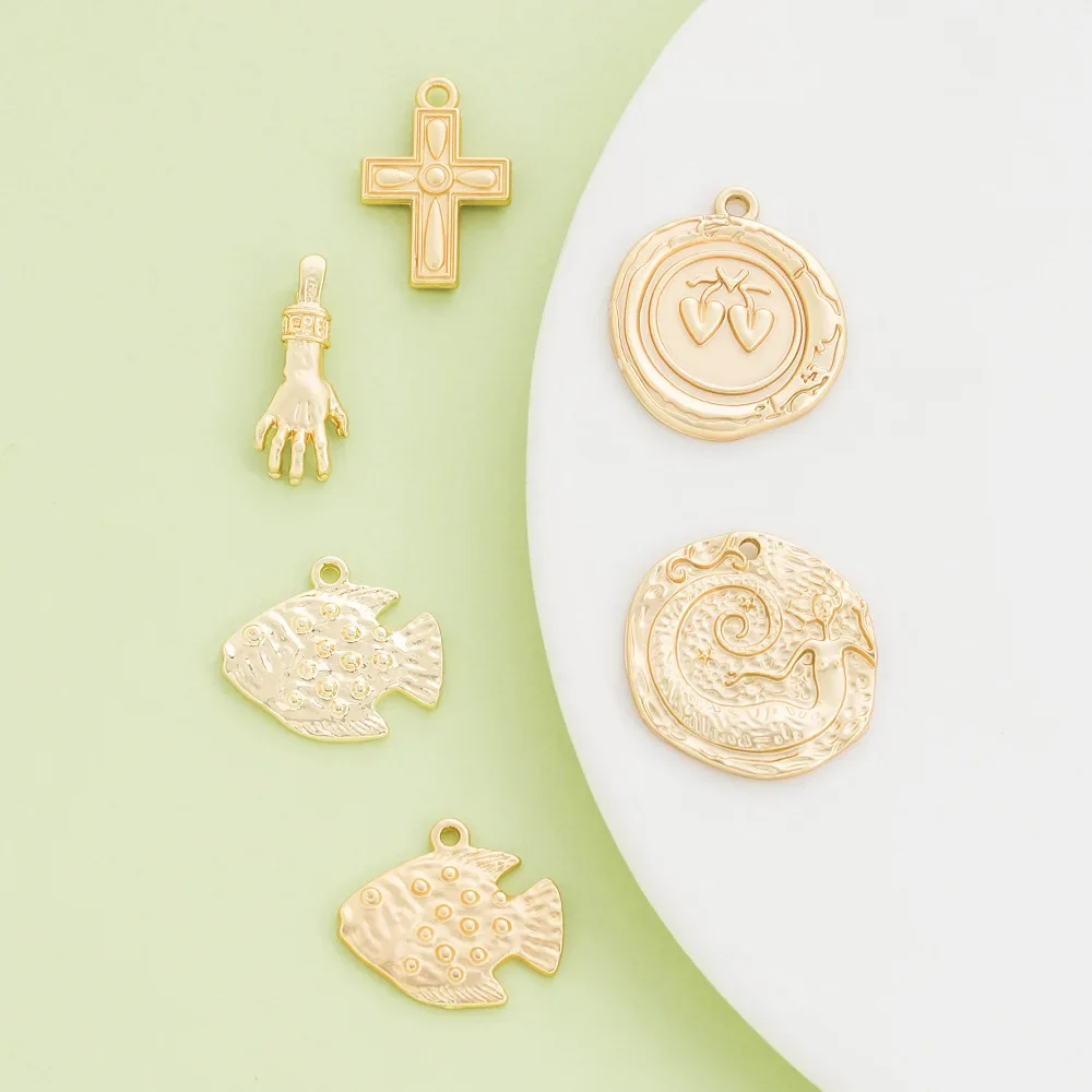 Abbigliamento e accessori moda retrò fai-da-te chic e unici, piccoli ciondoli di media lunghezza, con una personalità retrò