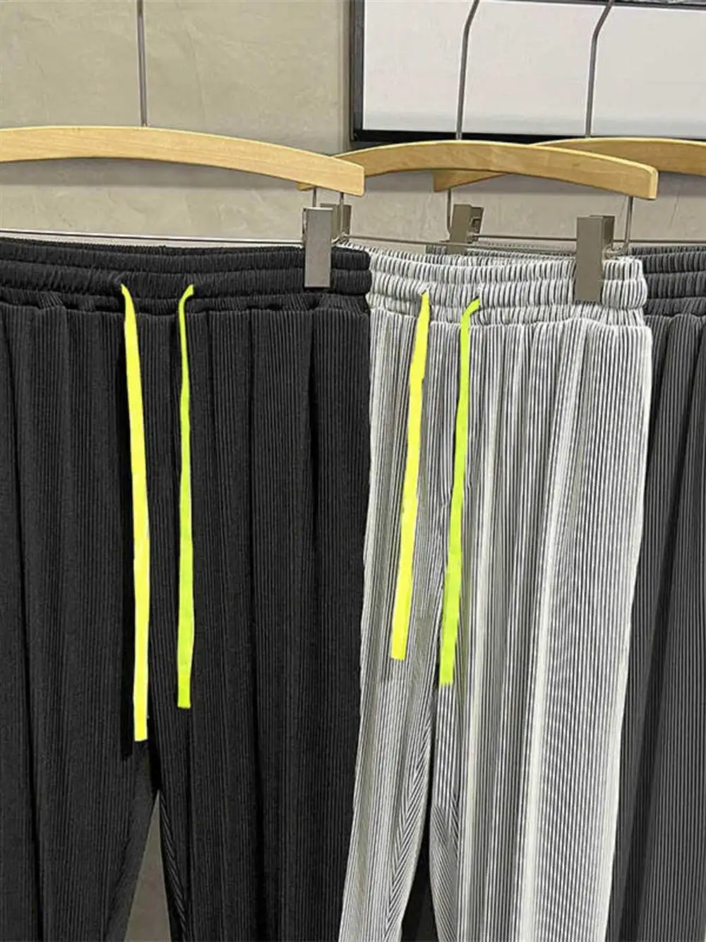 

Мужские спортивные брюки из ледяного шелка, повседневные тонкие прямые брюки, летние модные брендовые студенческие брюки для отдыха, дышащие полиэфирные волокна