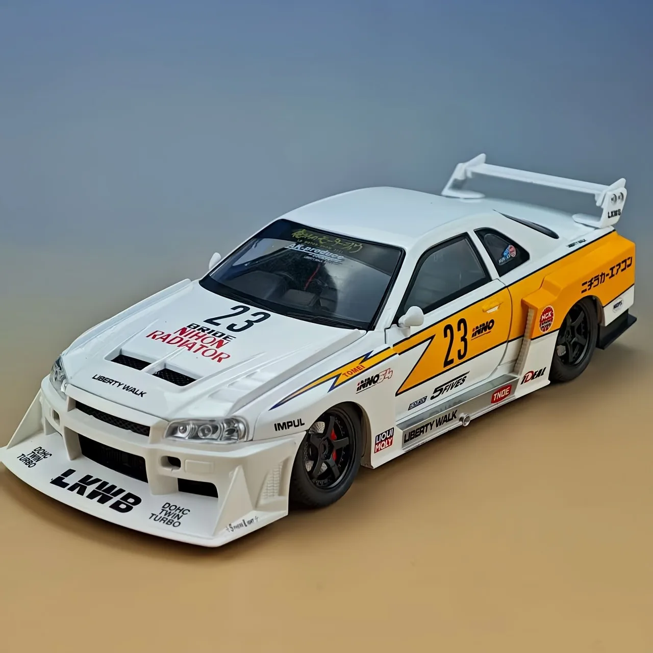 Wit, voorgebouwd gegoten voertuigmodel op schaal 1:24, legeringsauto, meerdere openingen, geschikt voor cadeau of display.